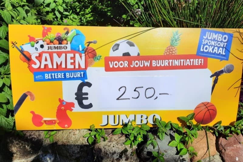 Foto van de Jumbo cheque voor de Kinderfeestweek in Veendam