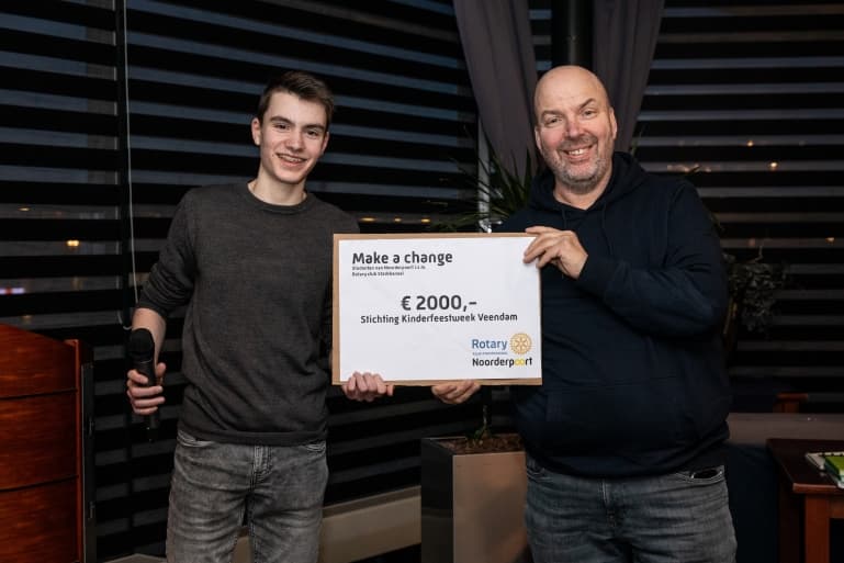 Kinderfeestweek voorzitter Jan Hollander neemt cheque in ontvangst