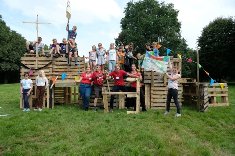 foto van een gebouwde hut tijdens de kinderfeestweek veendam in 2023